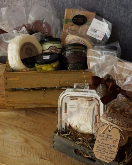 Deluxe Artisanal Cheese & Lamb Charcuterie Assortment Gift Box